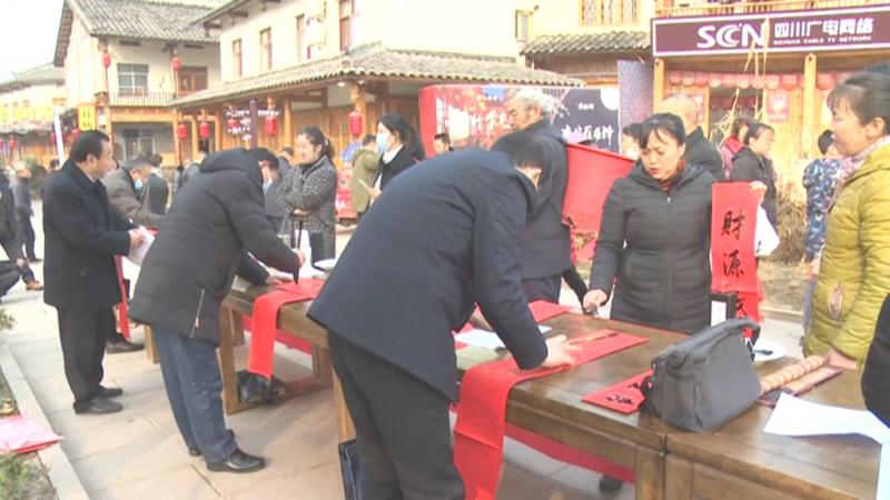 写春联送祝福 浓浓墨香暖人心.mpg_20210205_192021.043.jpg